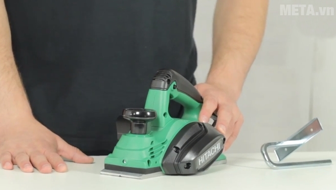 Máy bào Hitachi P20SB có màu xanh đen