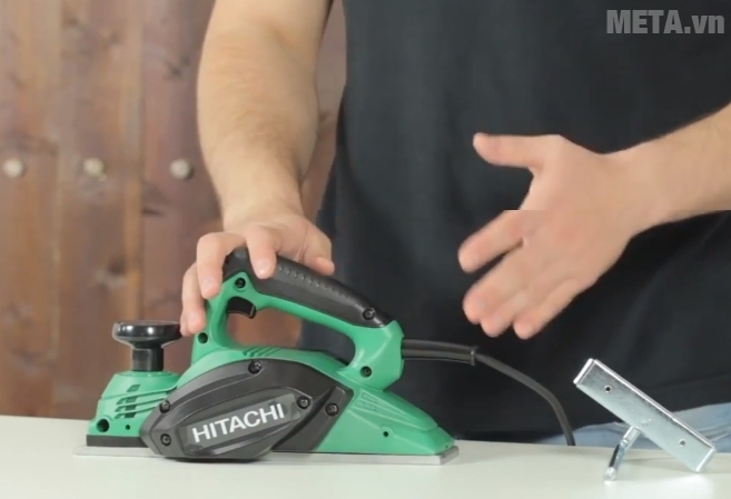 Máy bào 750W Hitachi P20SB dùng cho thợ mộc 