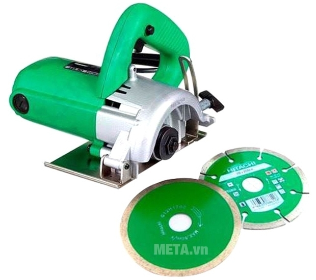 Máy cắt đá Hitachi CM4ST tháo lắp đĩa cắt dễ dàng.