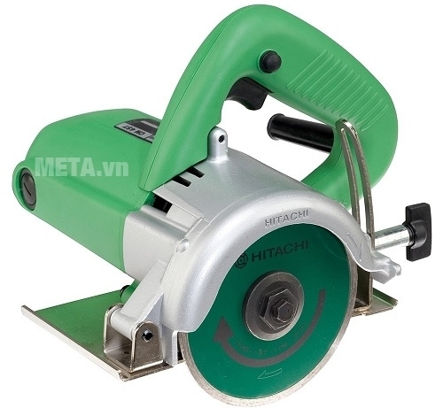 Máy cắt đá Hitachi CM4ST có mặt cắt sắc bén, có bộ phận che chắn.