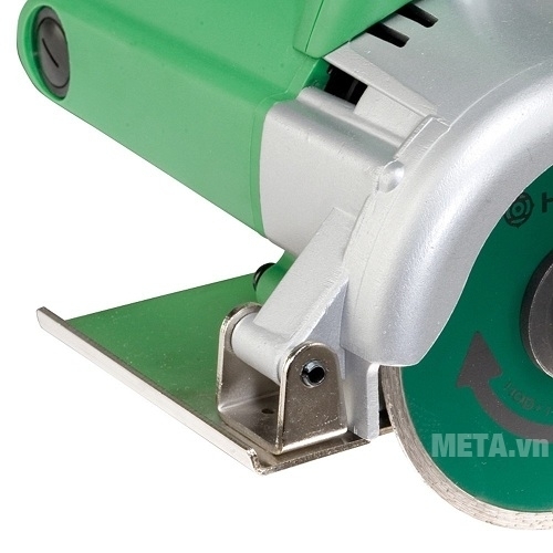 Đế máy cắt Hitachi CM4ST dày giúp cố định máy chắc chắn