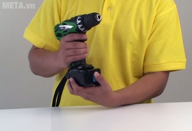 Máy khoan bắt vít dùng pin Hitachi DS12DVF3 12V nhỏ gọn, cầm tay vừa vặn.