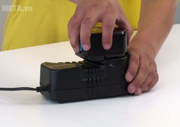 Máy khoan bắt vít dùng pin Hitachi DS12DVF3 sạc pin nhanh chóng.