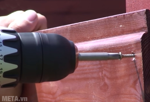 Máy khoan bắt vít dùng pin Hitachi DS12DVF3 bắt vít trên gỗ dễ dàng.