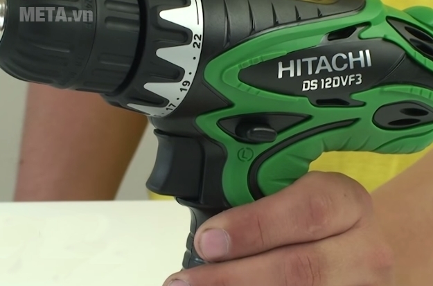 Máy khoan bắt vít dùng pin Hitachi DS12DVF3 12V tích hợp công tắc ngay ở tay cầm.