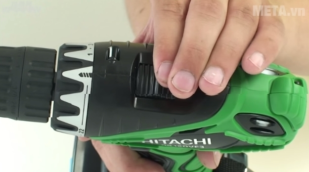 Máy khoan bắt vít dùng pin Hitachi DS12DVF3 12V có thân máy bằng nhựa.