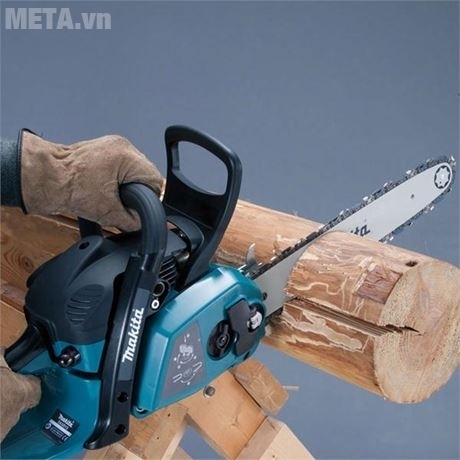 Máy cưa xích chạy xăng Makita EA3201S40B có tay cầm phụ phía trên giúp cầm cắt dễ dàng.