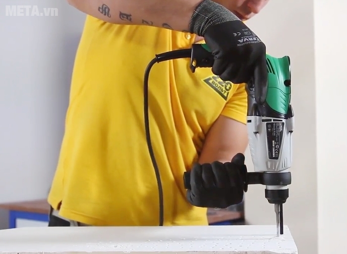 Máy khoan búa Hitachi DH22PG cho khả năng khoan bê tông mạnh mẽ.