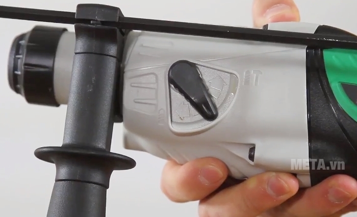 Máy khoan búa Hitachi DH22PG có tay nắm phụ phía trước 