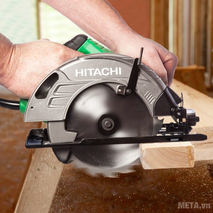 Máy cắt đĩa Hitachi C7ST cắt gỗ nhanh chóng.