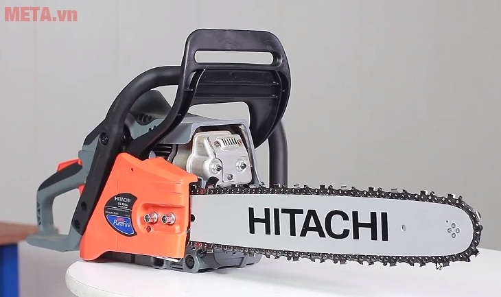 Máy cưa xích Hitachi CS40EA trang bị lưỡi lam dài, sắc bén.