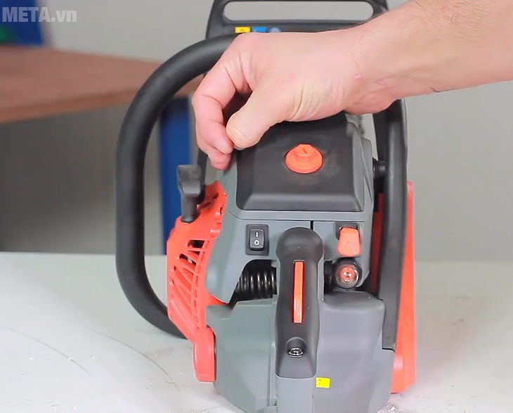 Máy cưa xích Hitachi CS40EA làm bằng chất liệu cao cấp, chịu lực tốt.