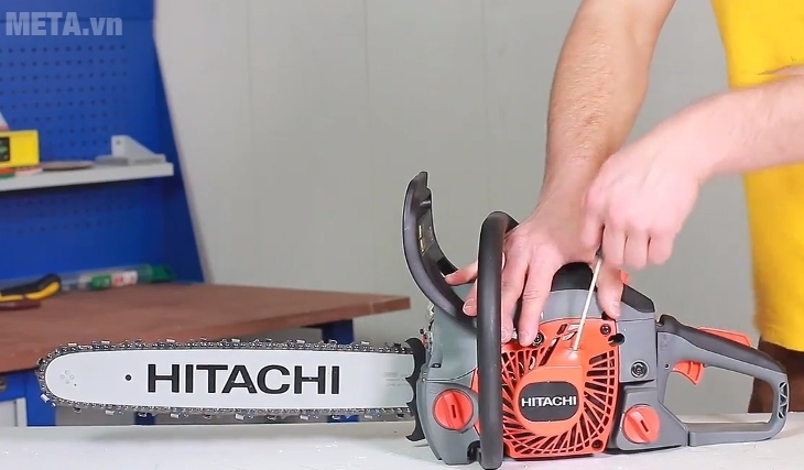 Máy cưa xích Hitachi CS40EA giật nổ để khởi động máy rất nhẹ nhàng.