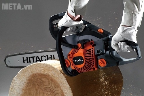 Máy cưa xích Hitachi CS40EA cắt những cây gỗ to dễ dàng.