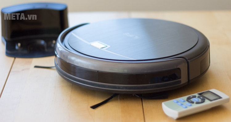 Robot hút bụi ILIFE A4 với điều khiển đi kèm. Robot hút bụi ILIFE A4 với điều khiển đi kèm.