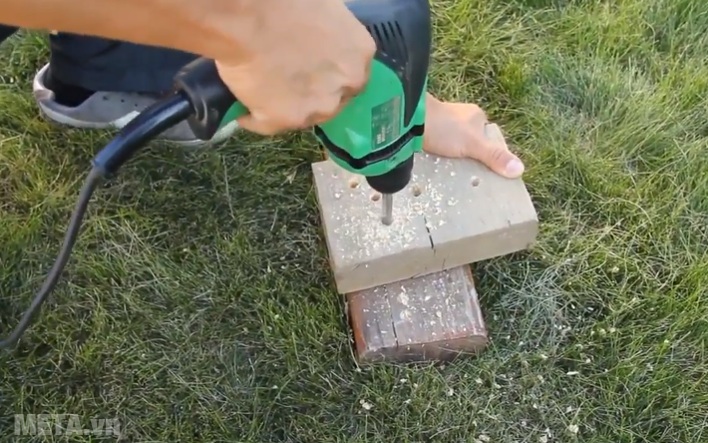 Máy khoan Hitachi D10VC2 có khả năng khoan gỗ 25mm