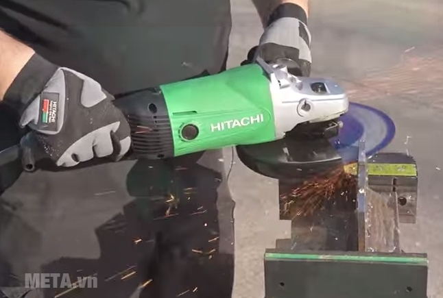 Máy mài góc Hitachi G23SS có 2 tay cầm nên điều khiển thao tác mài chính xác.