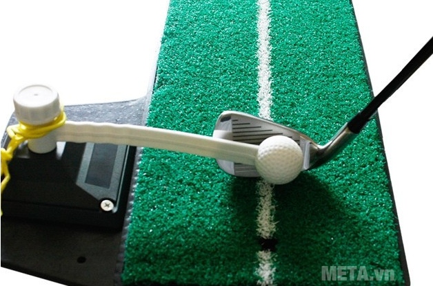 Thảm tập Golf Swing Mat vẽ sẵn đường kẻ màu trắng để định hướng đánh bóng cho người tập.