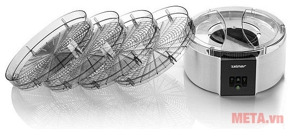 Máy sấy thực phẩm Zelmer FD1001 có 4 khay sấy bằng nhựa.