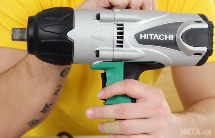 Máy vặn bu lông Hitachi WR22SA cầm thao tác rất đầm tay. Máy vặn bu lông Hitachi WR22SA cầm thao tác rất đầm tay.