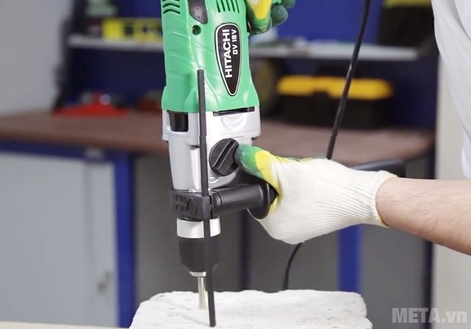 Máy khoan 640W Hitachi VTP18 cho khả năng khoan tường nhanh chóng. Máy khoan 640W Hitachi VTP18 cho khả năng khoan tường nhanh chóng.
