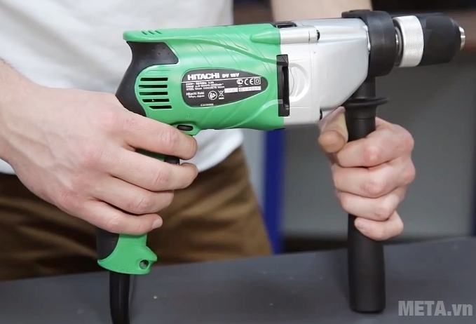 Máy khoan 640W Hitachi VTP18 có tay cầm phụ giúp điều khiển thao tác khoan chính xác. Máy khoan 640W Hitachi VTP18 có tay cầm phụ giúp điều khiển thao tác khoan chính xác.