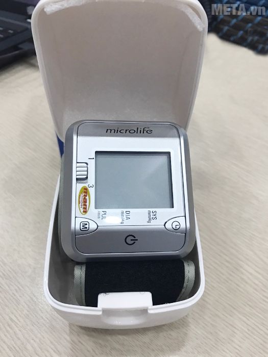 Máy đo huyết áp cổ tay Microlife BP 3BJ1-4D được bảo quản trong hộp nhựa tránh trầy xước, bụi bẩn. Máy đo huyết áp cổ tay Microlife BP 3BJ1-4D được bảo quản trong hộp nhựa tránh trầy xước, bụi bẩn.