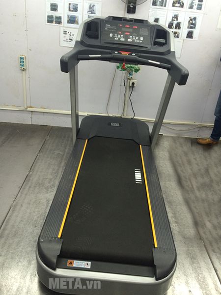 Máy chạy bộ điện cỡ lớn Impulse PT300H được nhiều phòng gym chuyên nghiệp sử dụng.