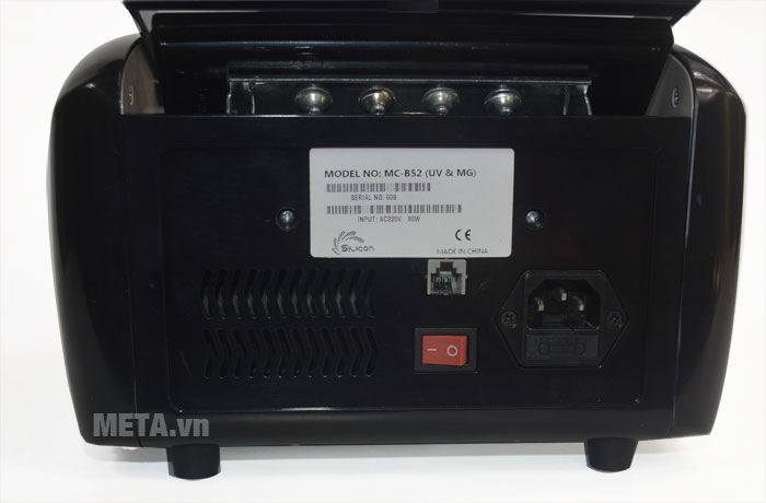 Công tắc nguồn của máy đếm tiền Silicon MC-B52 thiết kế ở phía sau máy.Công tắc nguồn của máy đếm tiền Silicon MC-B52 thiết kế ở phía sau máy.