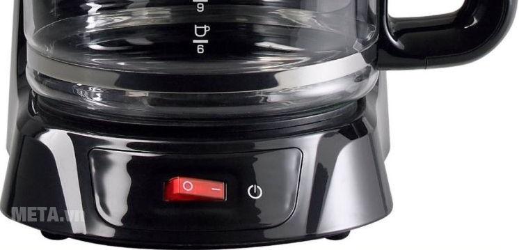 Máy pha cafe Brandt CAF1318 với thiết kế công tắc bật.