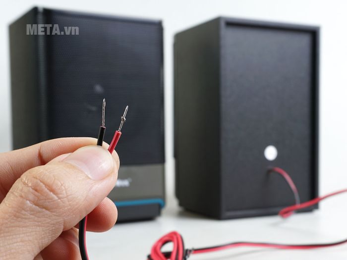 2 loa vệ tinh của SoudMax A-990 cũng kết nối với loa sub qua ngõ cắm Push Terminal chắc chắn.