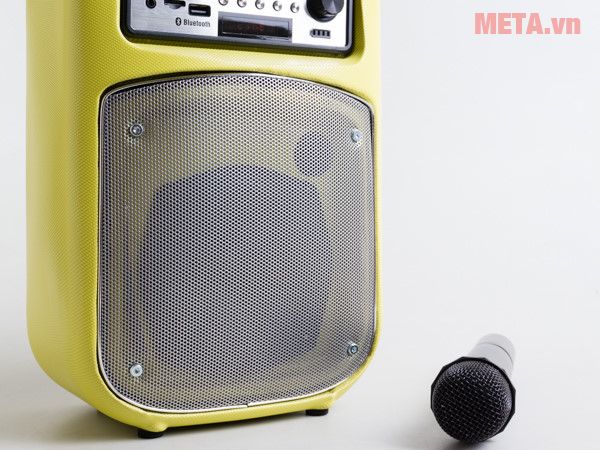 Loa SoundMax M-1 có thùng loa bằng nhựa. 