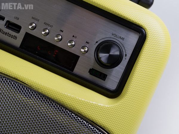 Nút chức năng chơi nhạc và LCD hiển thị chế độ hoạt động ở mặt trước của loa