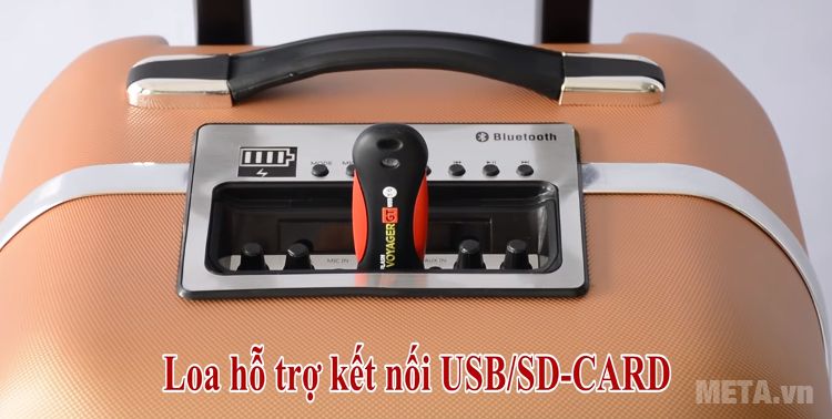 Loa SoundMax M-6 trang bị cổng cắm USB