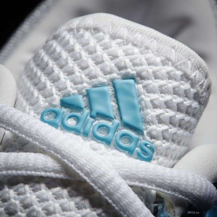 Logo Adidas nhấn nhá trên nền trắng