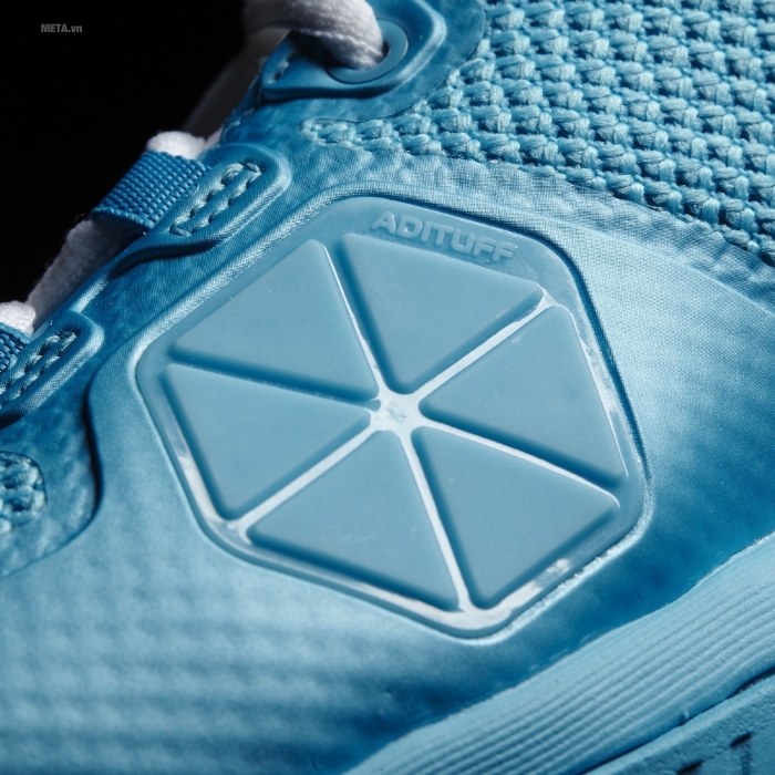 Công nghệ hiện đại được khắc họa lên đôi giày