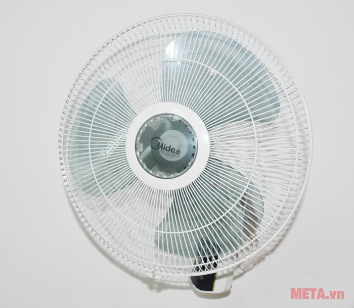 Quạt treo tường Midea FW40-7JR có lồng quạt màu trắng, cánh quạt màu xám