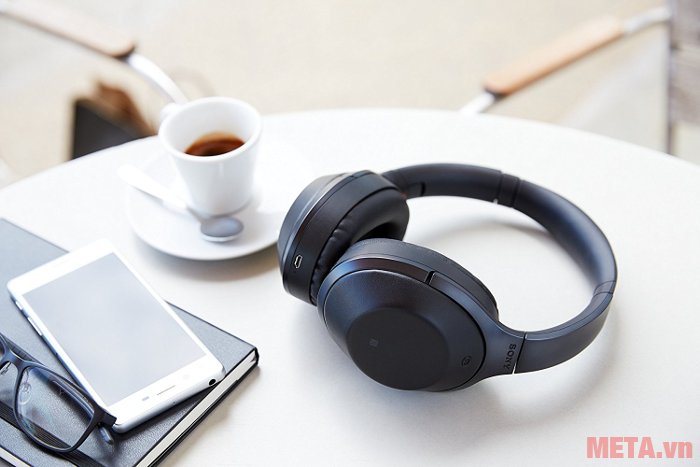 Tai nghe Bluetooth SONY MDR-1000X có màu đen sang trọng.