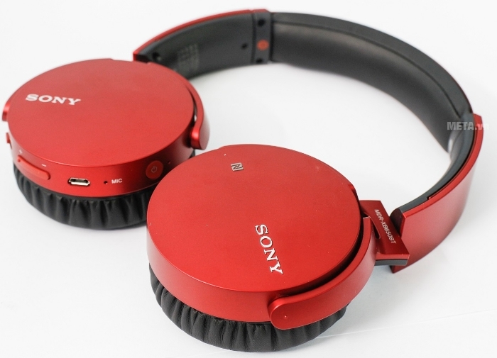 Các nút điều khiển được bày biện trên thành loa Các nút điều khiển được bày biện trên thành loa