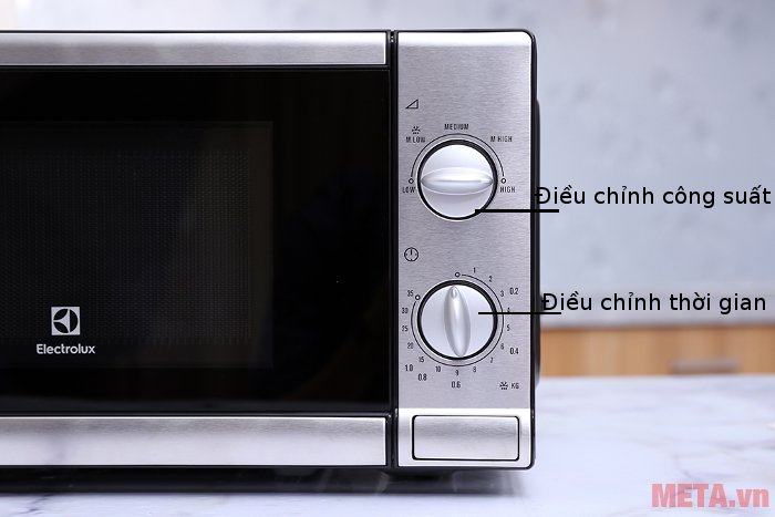 Lò vi sóng Electrolux EMM2026MX được trang bị bảng điều khiển cơ gồm 2 núm vặn