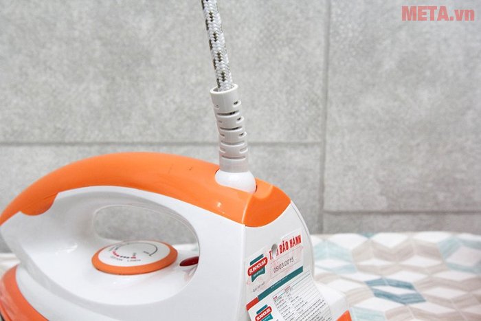 Dây nguồn của bàn là khô Sunhouse SHDI1070 xoay 360 độ nên không bị xoắn 