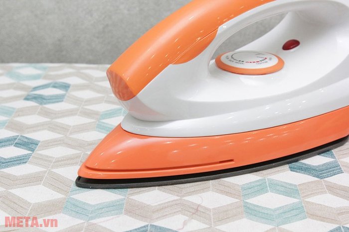 Bàn là khô Sunhouse SHDI1070 có mũi nhọn với hai hàng cúc hai bên.