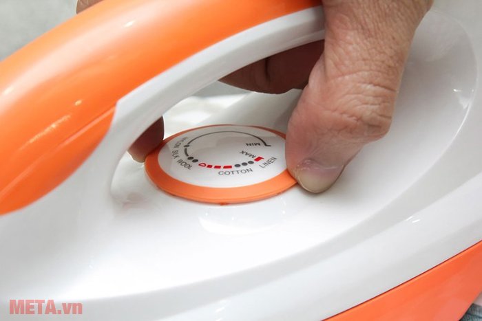 Núm vặn điều chỉnh nhiệt độ với từng loại vải của bàn là khô Sunhouse SHDI1070