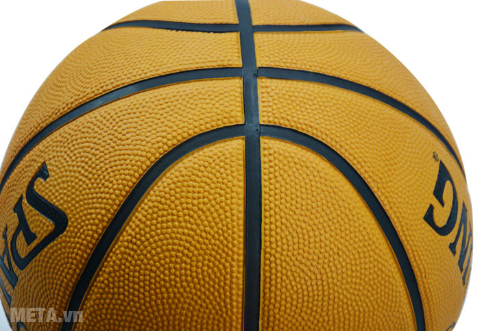 Bề mặt bóng rổ Spalding Gold Outdoor (83-013Z) phủ lớp vân sần li ti giúp tăng khả năng ma sát với tay. Bề mặt bóng rổ Spalding Gold Outdoor (83-013Z) phủ lớp vân sần li ti giúp tăng khả năng ma sát với tay.