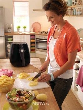 Nồi chiên không dầu Philips HD9220/20 có màu đen sang trọng.